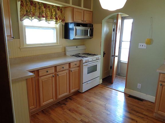 5th image of 302 E 1st St