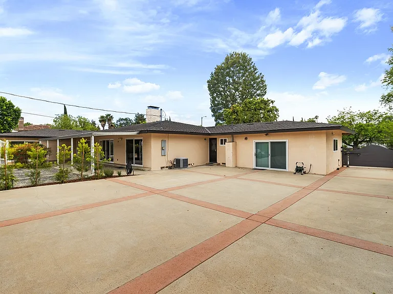 17537 Margate St #1 — Photo 31