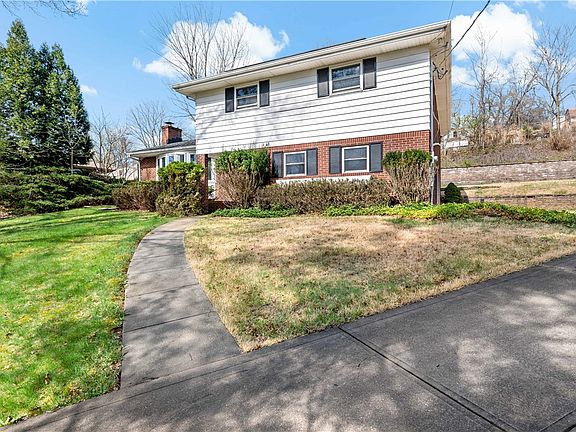 2nd image of 1466 Laurel Dr
