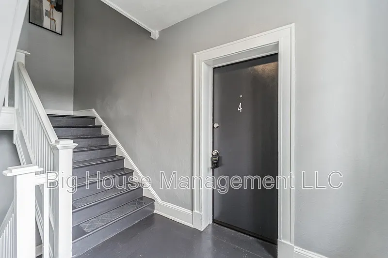 2 bed, 1.0 bath, 900 sqft, $1,350 — Photo 2
