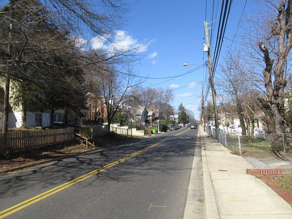 4th image of 727 Larchmont Ave