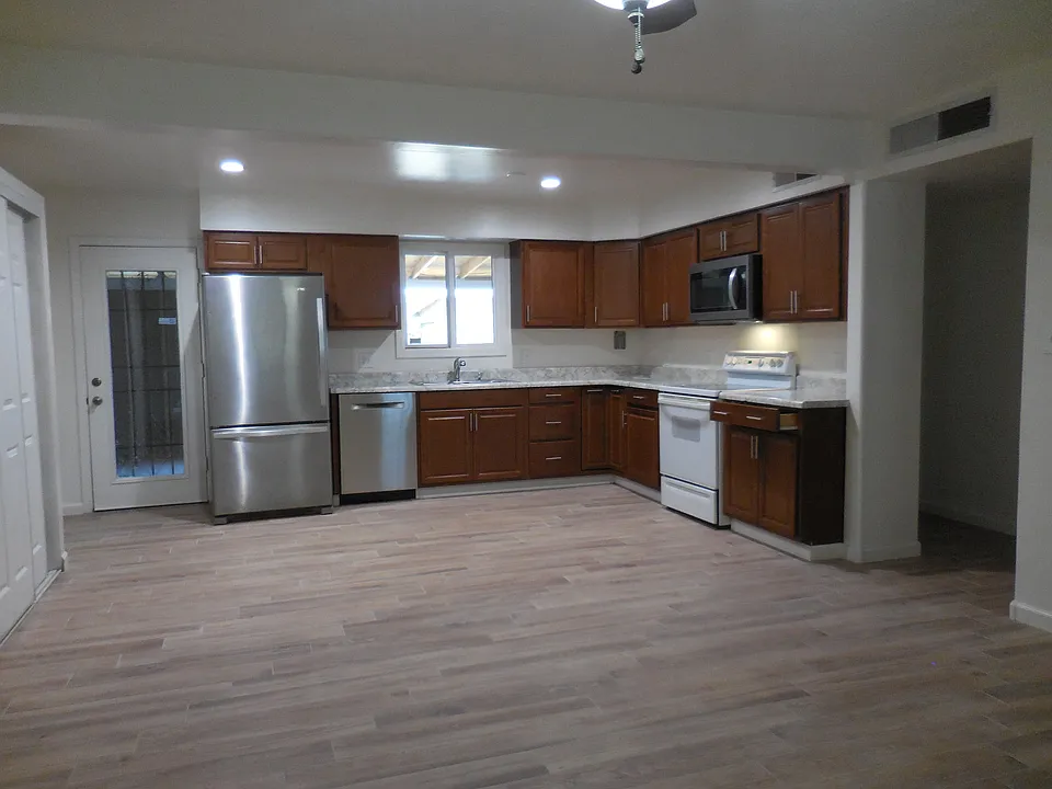727 W 18th St