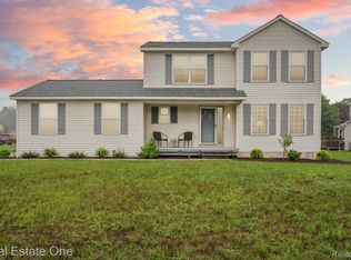 1110 Yale Dr, Oxford, MI 48371