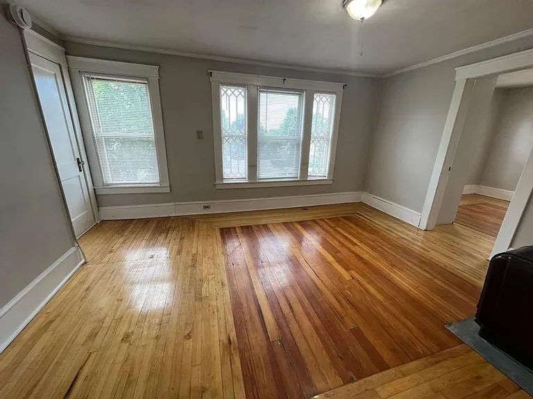 109 Rosedale Ave — Photo 2