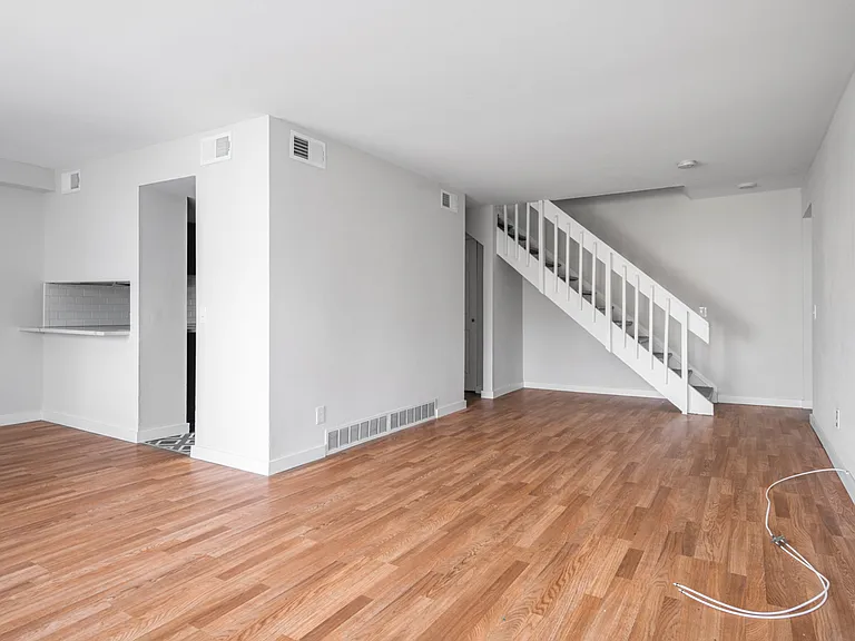 The Oaks Apartments — Photo 27