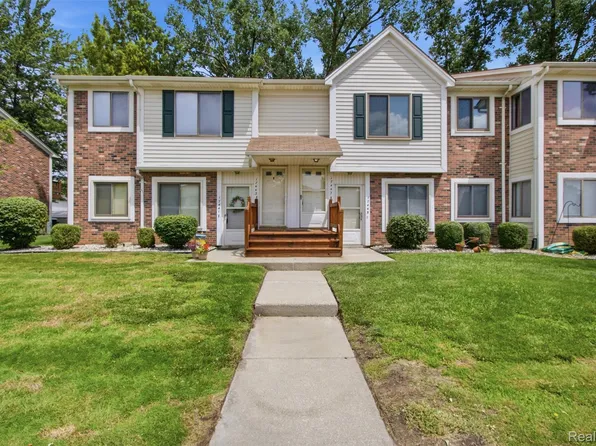 17447 Utica Oaks Ln, Roseville, MI 48066