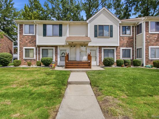 17447 Utica Oaks Ln, Roseville, MI 48066