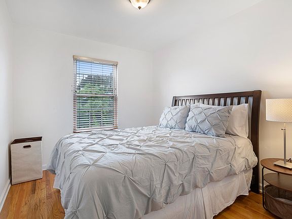 1st bedroom with queen size bed