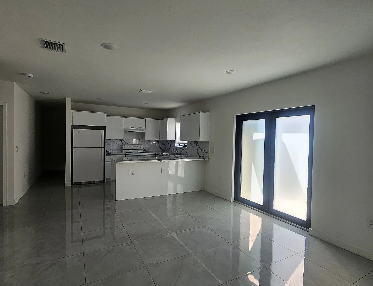 5 bed, 2.0 bath, 1800 sqft, $3,700 — Photo 4