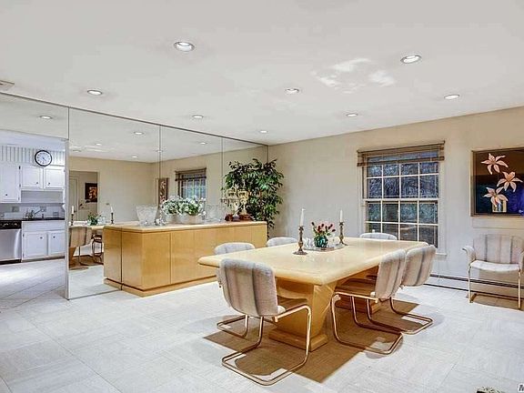 5th image of 10 Howard Dr