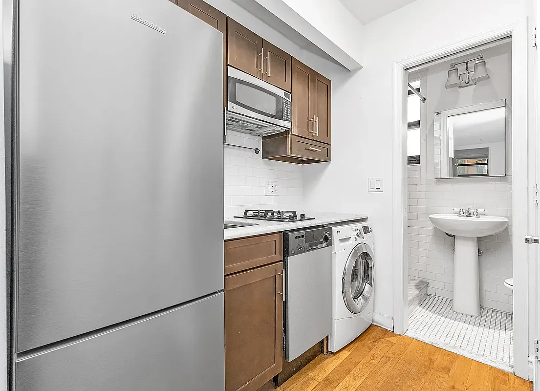 325 East 10th Street — Photo 4