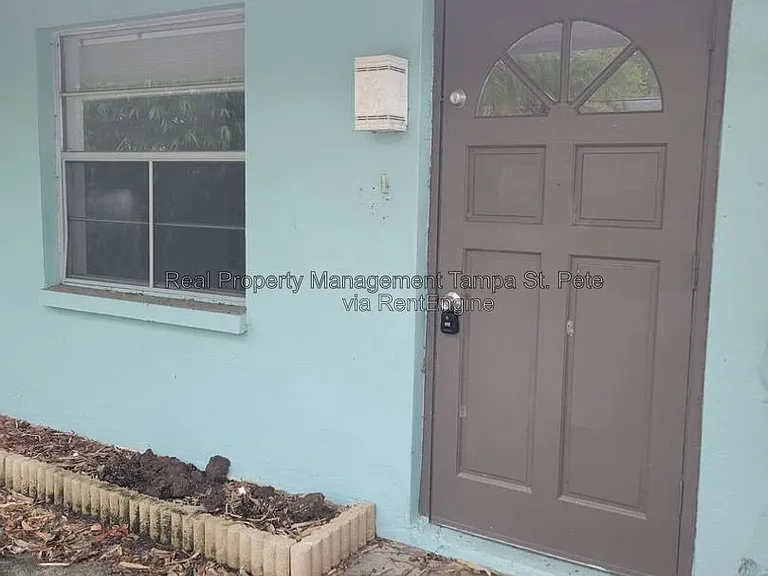 917 Lake Palms Dr — Photo 3