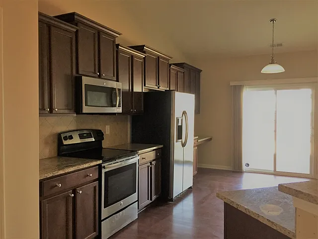 4 bed, 3.0 bath, 2154 sqft, $2,420 — Photo 2