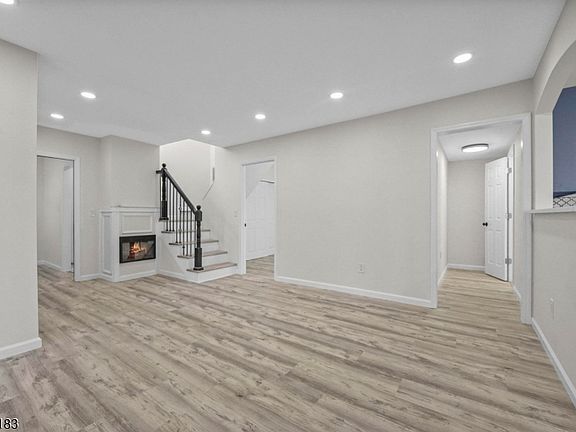 5th image of 728 Glen Rd