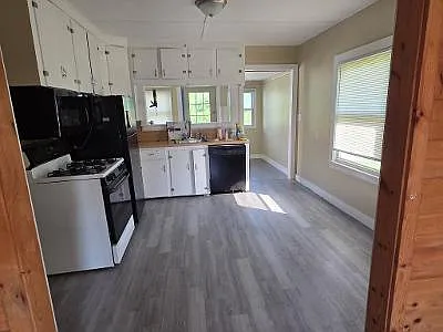 3 bed, 1056 sqft, $2,000 — Photo 3