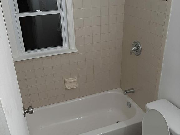 5th image of 11946 165th St