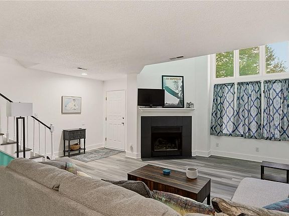 5th image of 209 Tanners Mill Ct