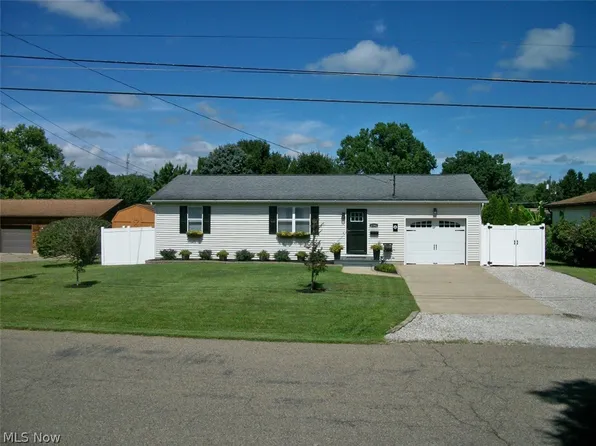 1594 Gene St, Belpre, OH 45714