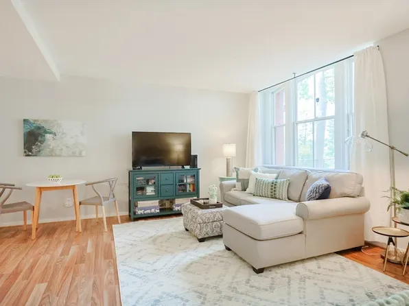 51 Pettee St APT 13, Newton, MA 02464