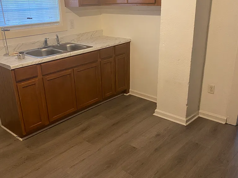 909B Park Ter — Photo 4