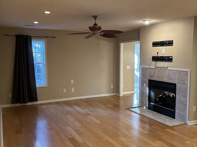 480 Spring Lake Dr — Photo 3