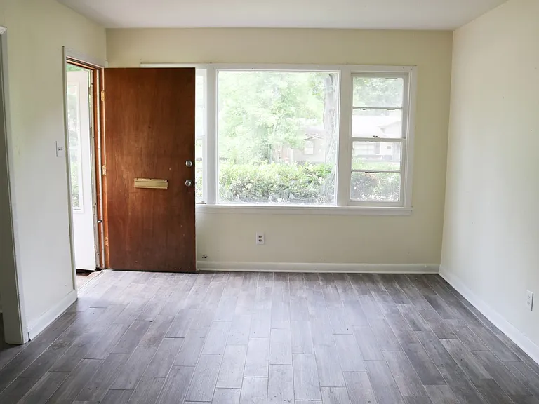 1657 Midway St — Photo 5