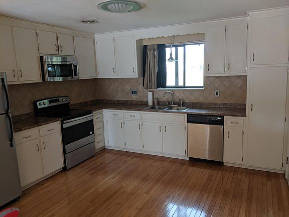 Kitchen. Lots of cabinets
