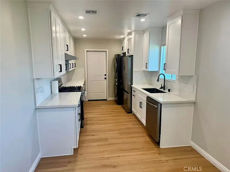 1502 E Thelborn St — Photo 2
