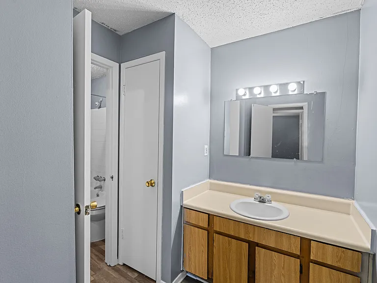 Creekside Apartments — Photo 38