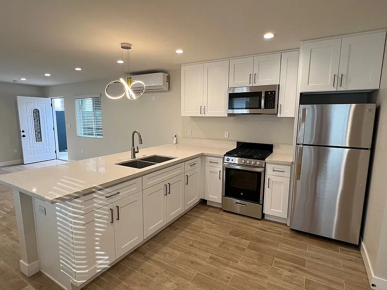 9027 Lindley Ave — Photo 3