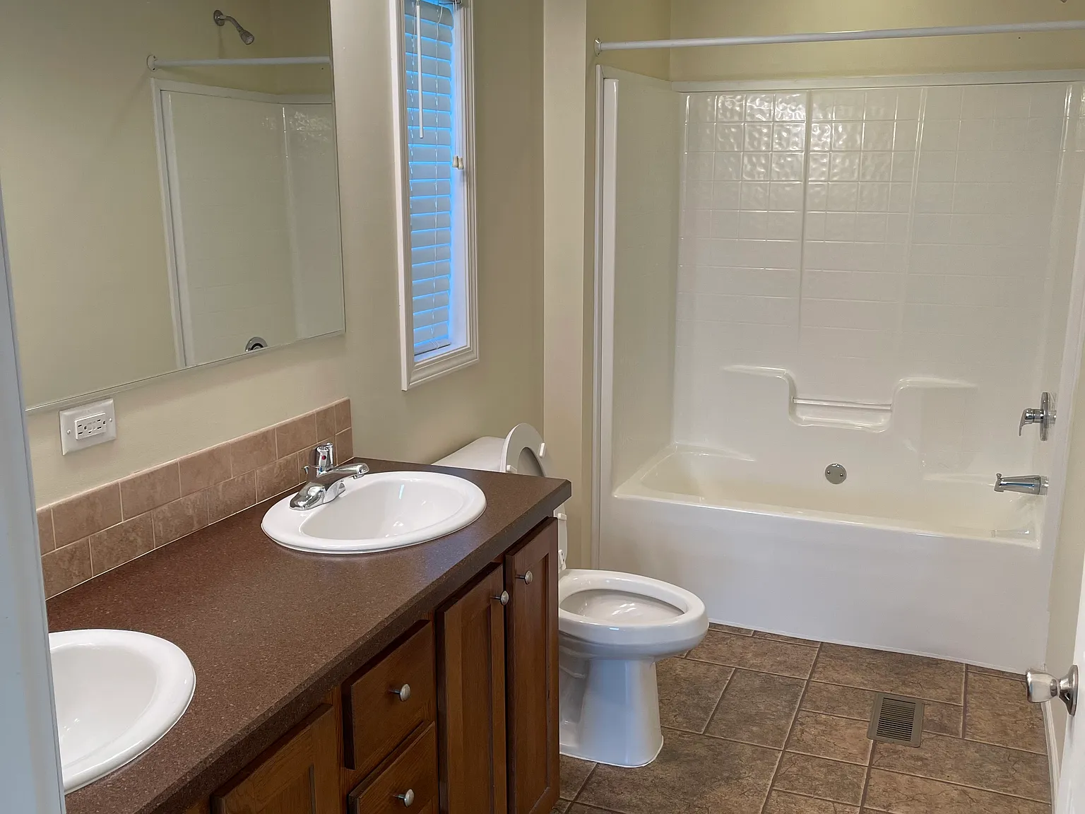 2 bed, 1920 sqft, $1,600 — Photo 2