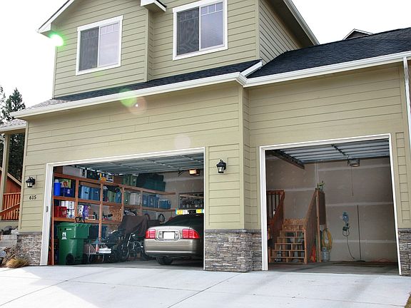 3rd image of 615 W Willapa Ave