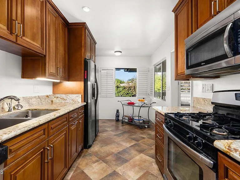 945 S Orange Grove Blvd #E — Photo 8
