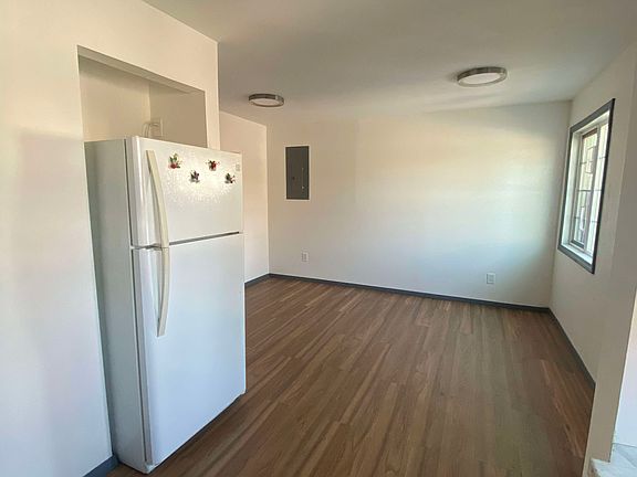 3rd image of 13824 1/2 S Menlo Ave
