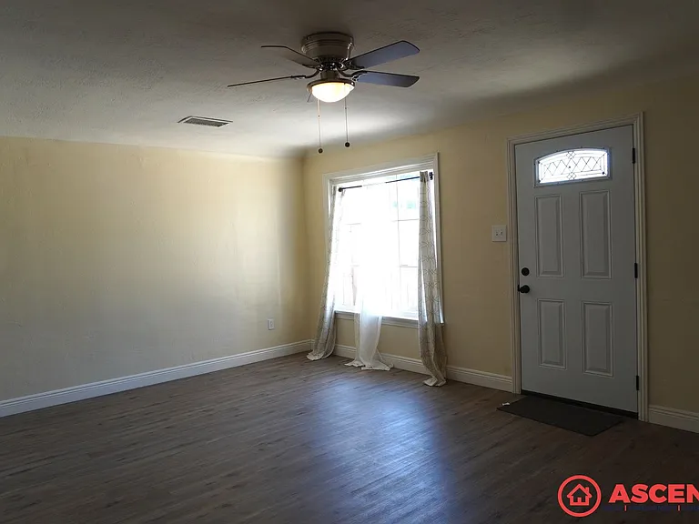 1106 Wilson Ave — Photo 3