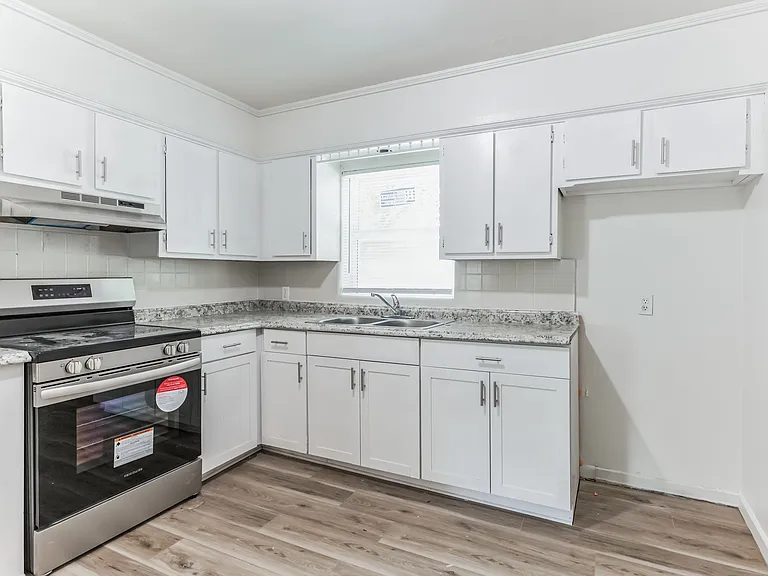2504 Danson St — Photo 9