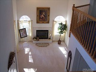 2nd image of 12 Crest Hollow Ln