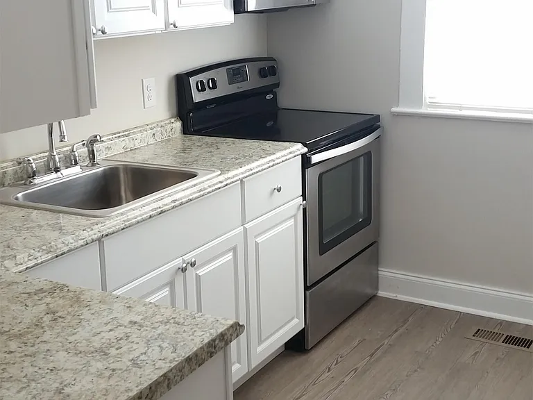 802 Abercorn St — Photo 5