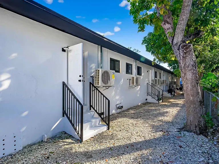 860 SW 3rd St #1 — Photo 32