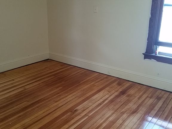 4th image of 117 Winspear Ave