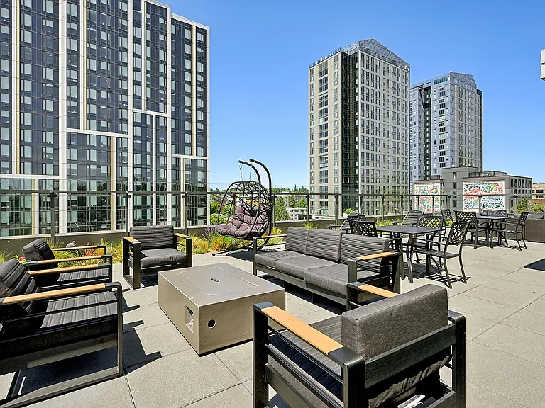 Designed for the way you live. Whether you're studying, meeting with friends, or taking a break between classes, our two-story resident lounge has the space to do it all.