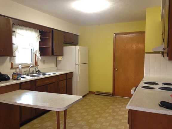 3rd image of 2 Tracy Ln