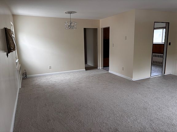 Bright Spacious Living Room With new Carpet.