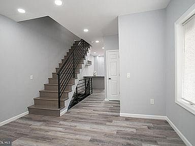 4th image of 1811 W Oxford St