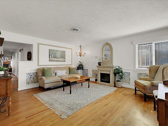 3rd image of 37052 Poplar St