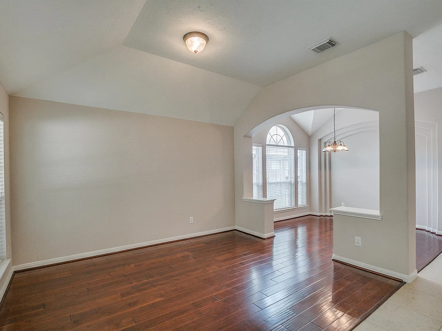 3 bed, 2.0 bath, 2226 sqft, $2,400 — Photo 3