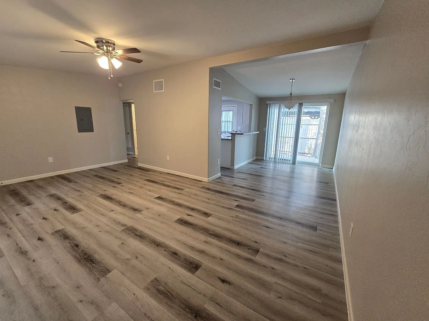 2 bed, 2.0 bath, 1050 sqft, $1,599 — Photo 4
