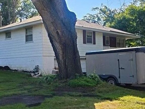 3rd image of 5611 Holiday Rd