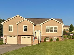 214 Weathervane Dr, Slippery Rock, PA 16057