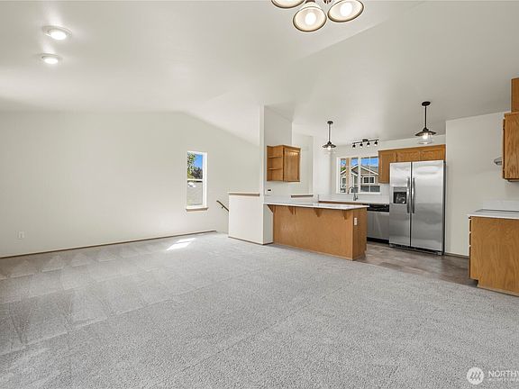 4th image of 1225 202nd Street Ct E